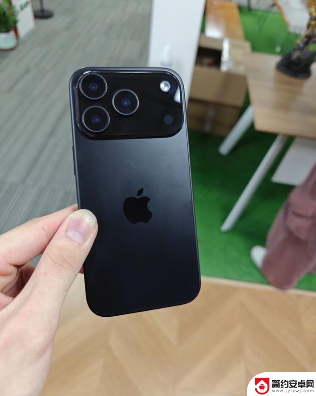 iPhone 17 Pro机模曝光：横向大矩阵相机，后壳苹果LOGO下移位置