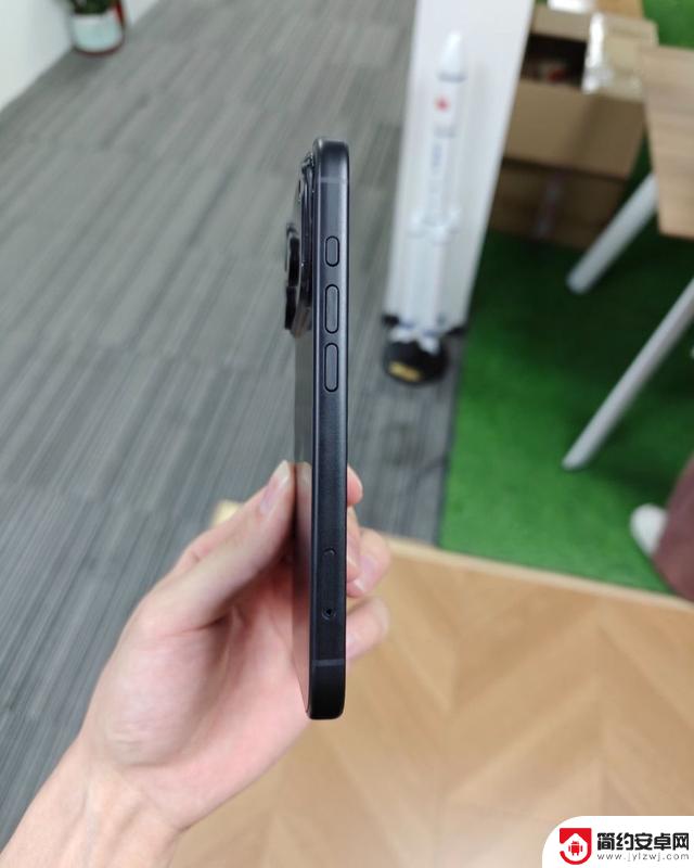 iPhone 17 Pro机模曝光：横向大矩阵相机，后壳苹果LOGO下移位置