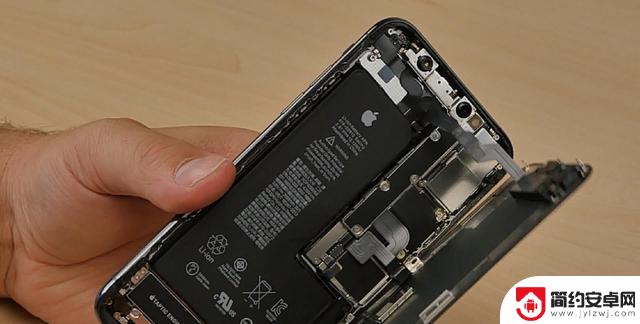 iPhone 17 发布前夜,7 年前的 iPhone 突然涨价并爆火
