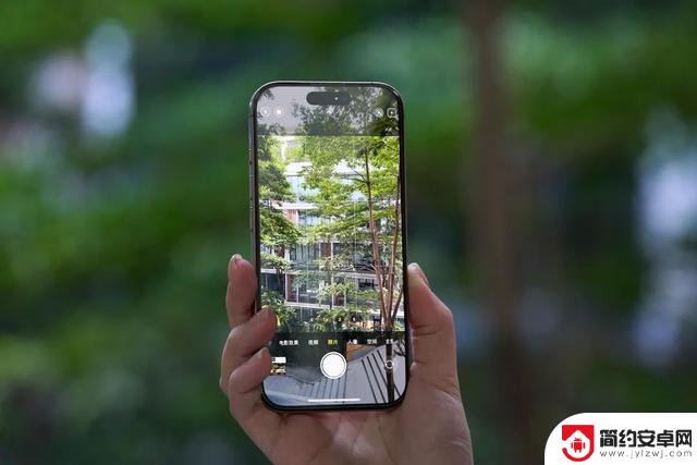 国产手机模仿iPhone18相机键引争议,用户体验或将受损