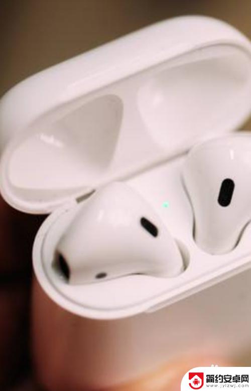 iphone蓝牙连两个设备 AirPods 如何给两台 iPhone 同时连接