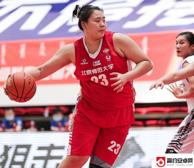 中国女篮击败美国队成功卫冕大运会冠军，刘禹彤再次展现统治力