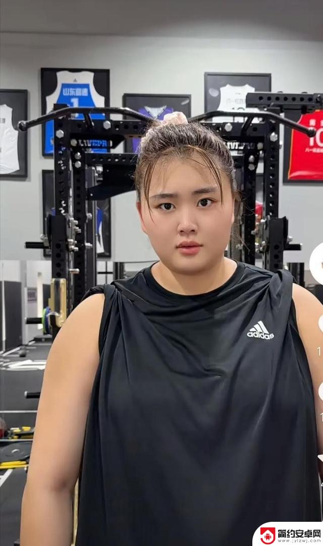 中国女篮击败美国队成功卫冕大运会冠军，刘禹彤再次展现统治力